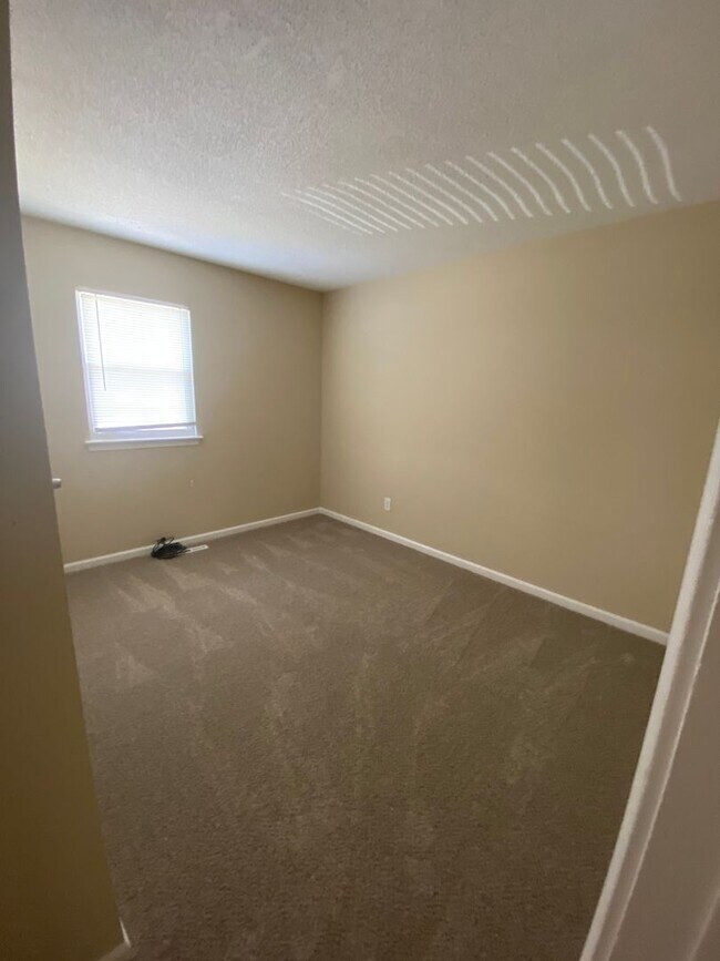 Building Photo - Spacious Townhouse with Fenced Backyard