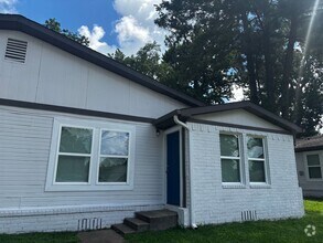 Building Photo - 3 Bedroom 2 Bath