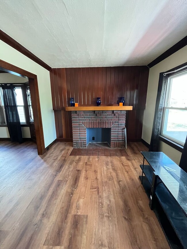 Building Photo - 11522-11522 Headley Ave