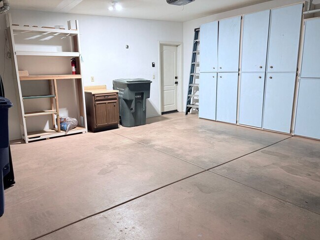 Building Photo - *AVAILABLE NOW* Gorgeous 3 bed/2 bath home in private gated Tanque Verde community!!!