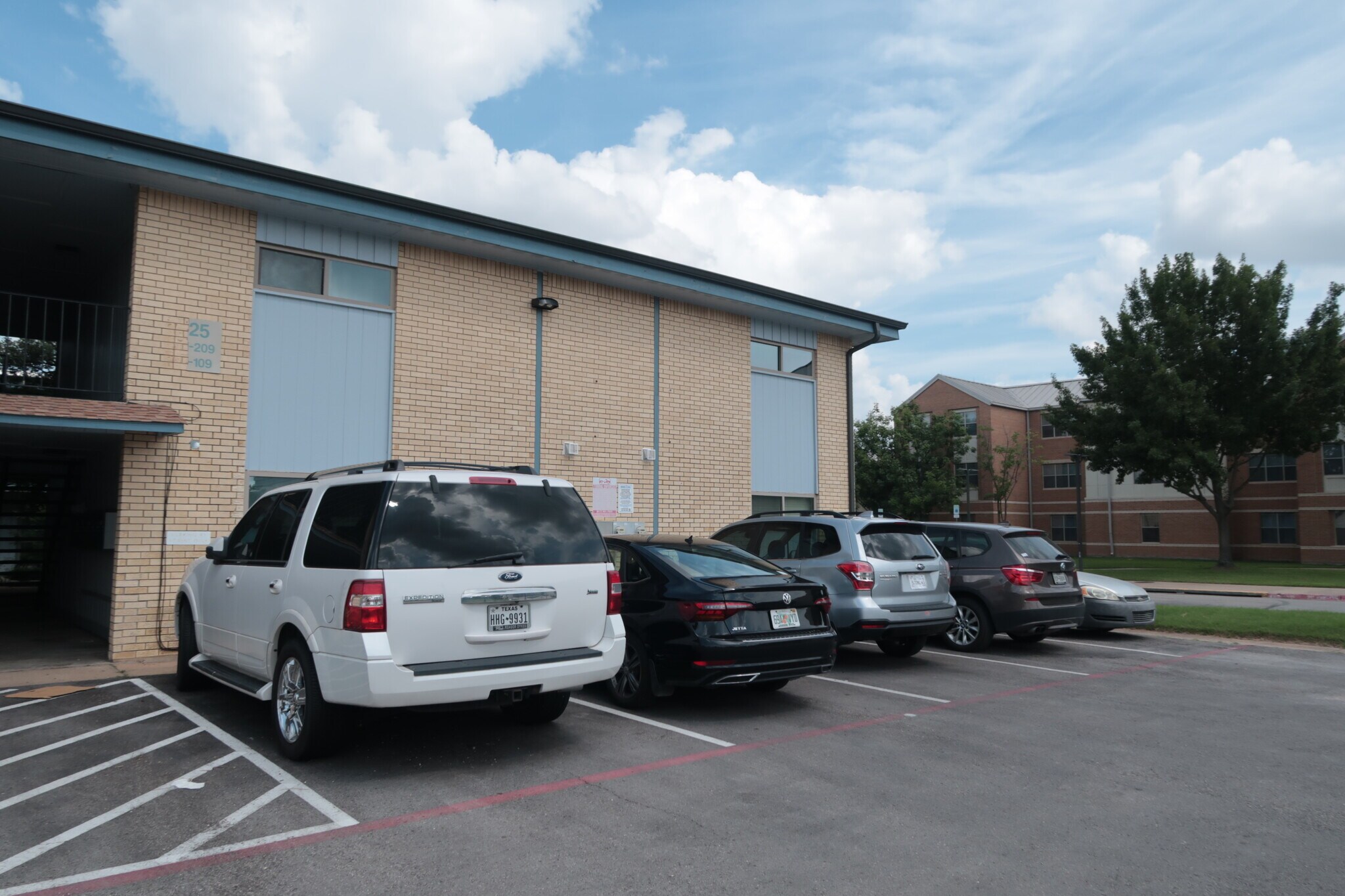 Building Photo - 425 S Oak St