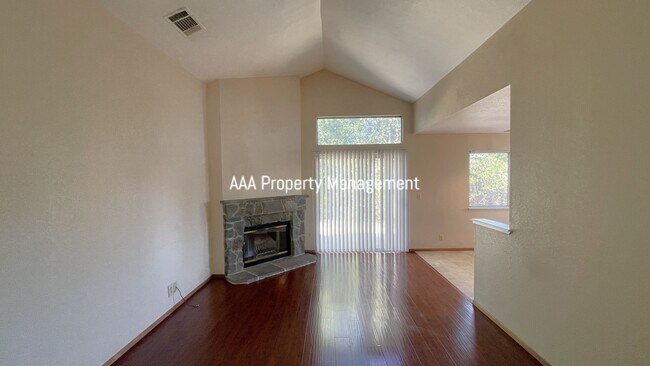 Building Photo - Brentwood Beautiful 3 bedroom 2 bath home!...