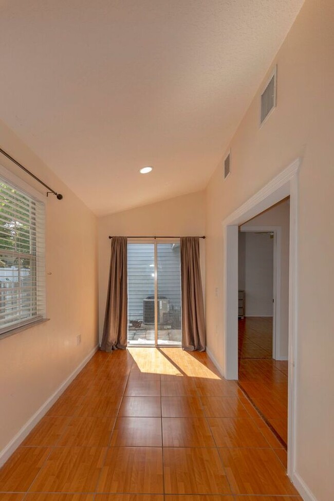 Building Photo - 2bedroom 2 bath townhouse with 2 car garage