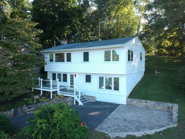 Building Photo - 9 Longview Dr