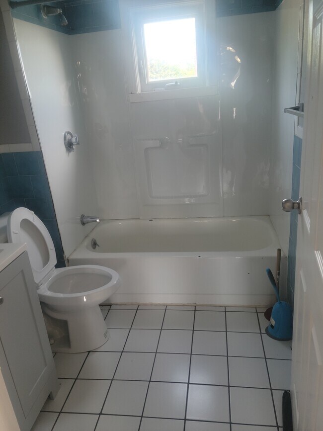 bathroom - 809 Charles St