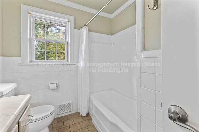 Building Photo - 4900 Briarwood Ln