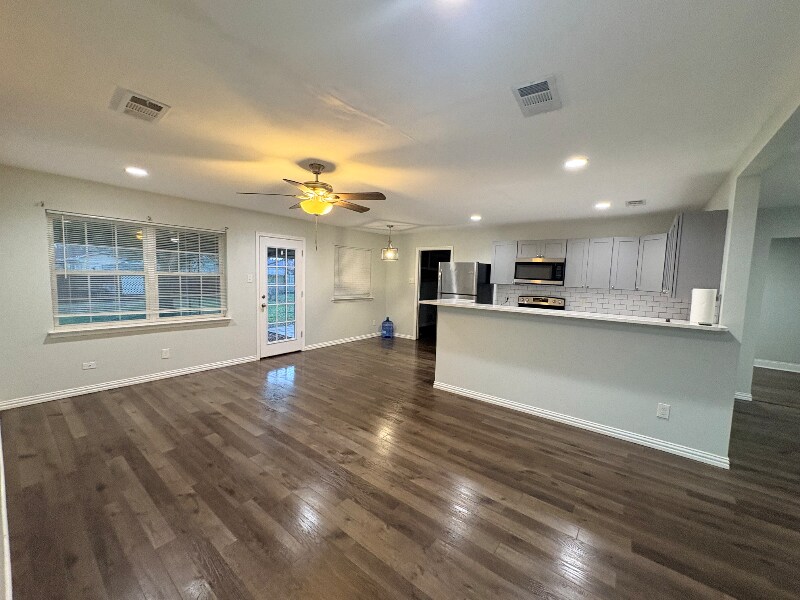 Building Photo - 710 McDivitt Dr