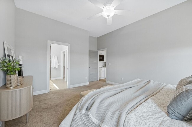 Building Photo - Luxury Home - Month-to-Month or 6-month Le...