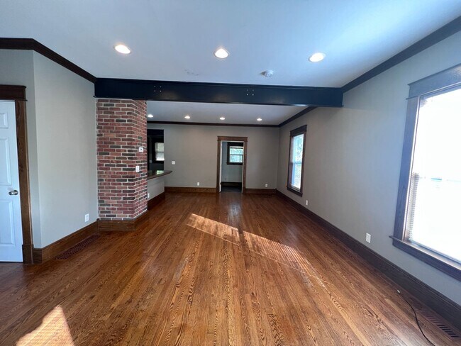 Building Photo - Three Bedroom Single Family Home - Close to everything!