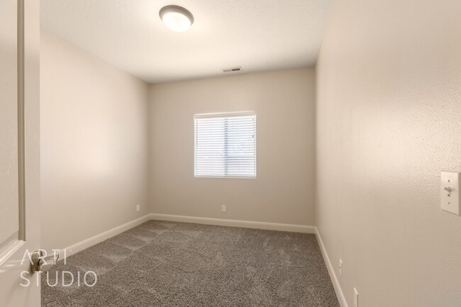 Building Photo - Newly Remodeled 3 Bedroom, 2 Bathroom Upst...