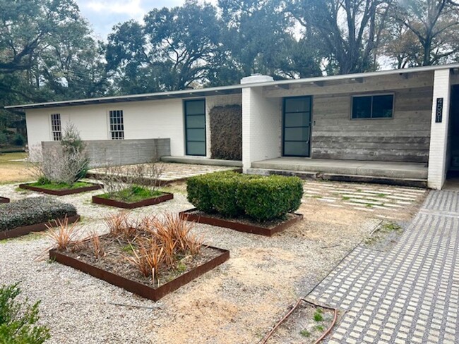 Primary Photo - 2/2 with carport - fenced backyard