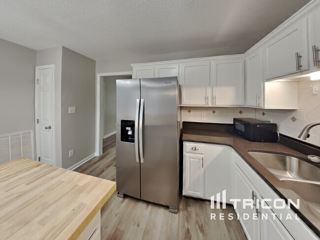 Building Photo - 5945 Presentation St