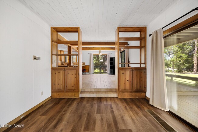 Building Photo - 445 Country Club Dr