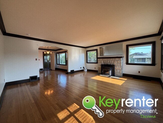 Building Photo - Spacious Craftsman in Lincoln District wit...