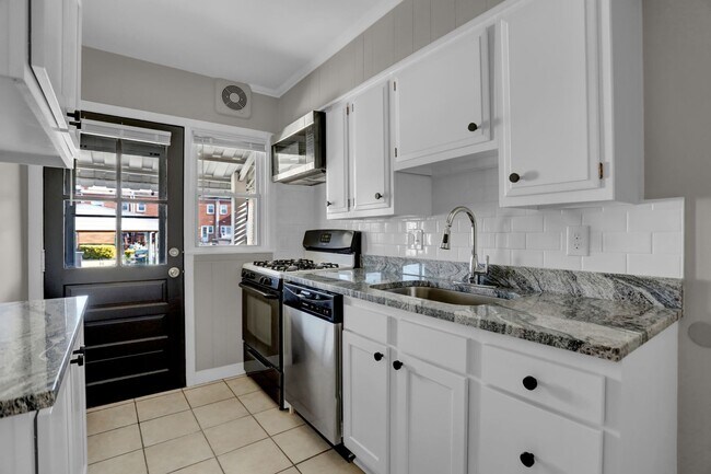 Building Photo - Completed Renovated Townhouse