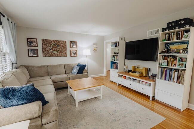 Building Photo - 4960 Hummingbird Ln