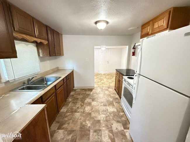 Building Photo - Spacious Home with Yard and Close to Shopp...