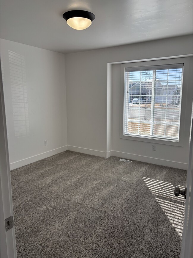 Building Photo - 187 Heaton Ln