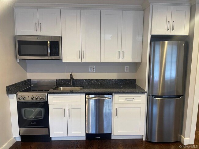 Building Photo - 17 Cedar St