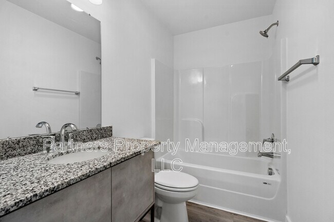 Building Photo - 881 Ventnor Ave