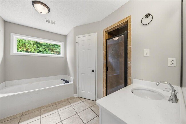 Building Photo - 125 Janis Marie Cove