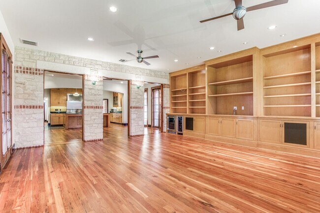Building Photo - LUXURY 4-BEDROOM IN ALAMO HEIGHTS