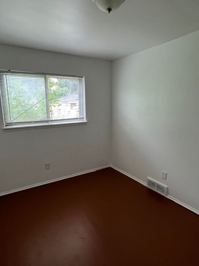 Building Photo - 3 Bedroom 1.5 Bath - $1200