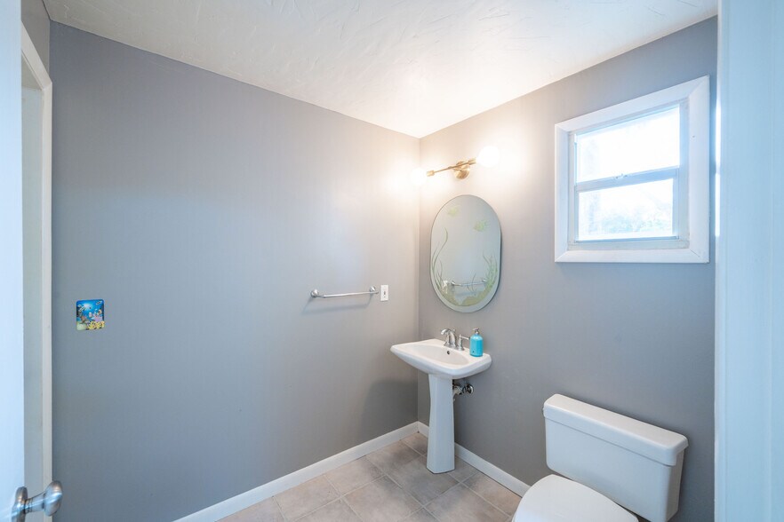 Building Photo - 6 Country Club Rd