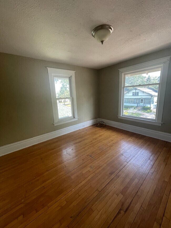 Building Photo - 22 E Southern Ave