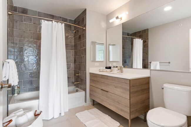 Building Photo - 823 N Clark St