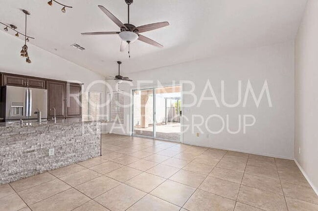 Building Photo - Gorgeous 3-bedrooms, 2-baths home in the d...