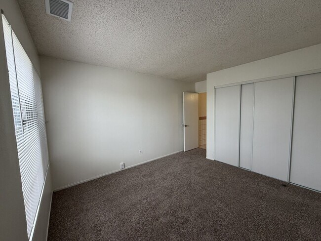 Building Photo - 560 S Quince Ave