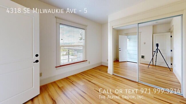 Building Photo - 4318 SE Milwaukie Ave