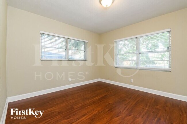 Building Photo - 630 N Lakemont Ave