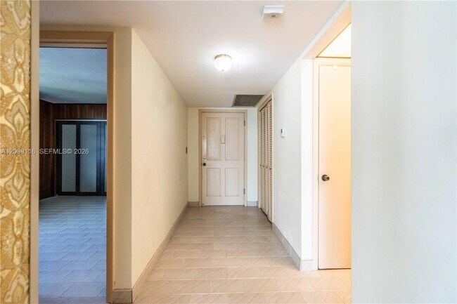Building Photo - 9500 W Bay Harbor Dr