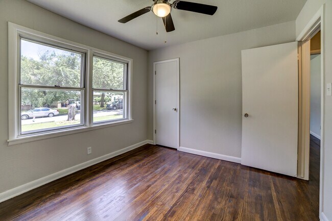 Building Photo - 1618 S Ash Pl