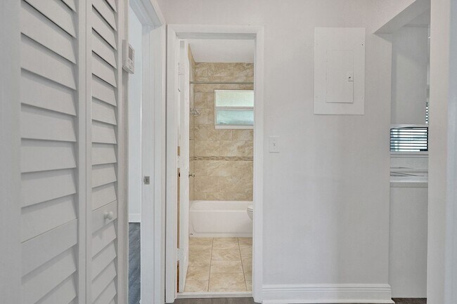 Building Photo - Beautiful 3 bedroom 2 bath Home in Miramar...