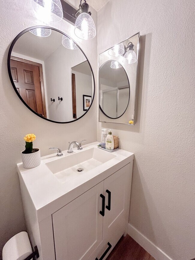 Building Photo - Townhome in the Cherry Creek School District!