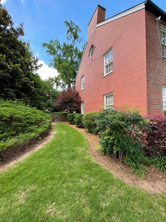 Entrance to back courtyard (next to Tonya Jones) - 2824 Thornhill Rd