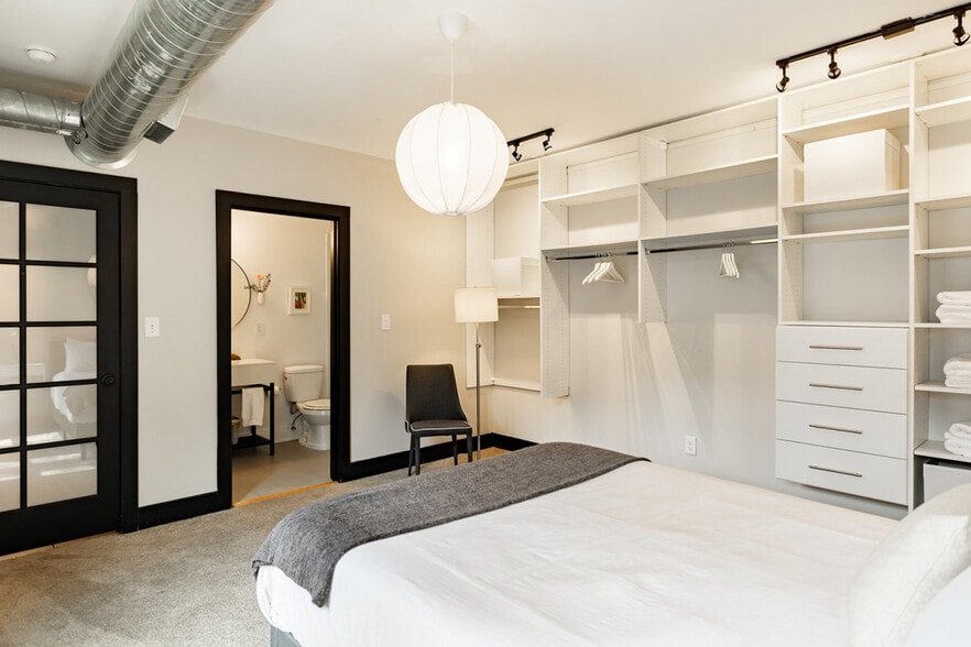 Building Photo - 1304 Broadway-SI ID1056031P