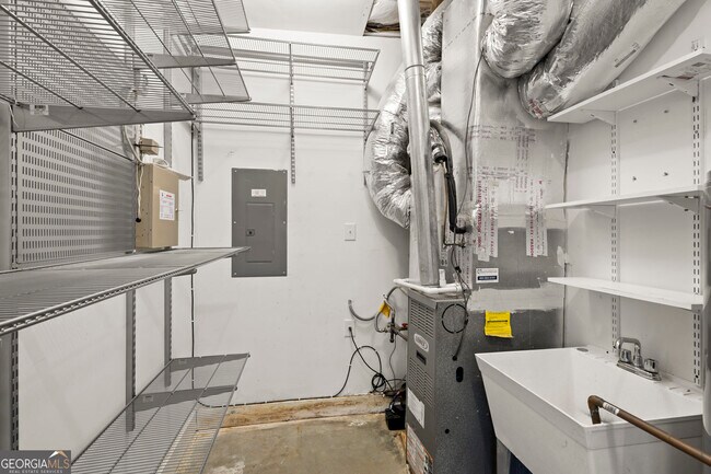 Building Photo - 935 Custer Ave SE