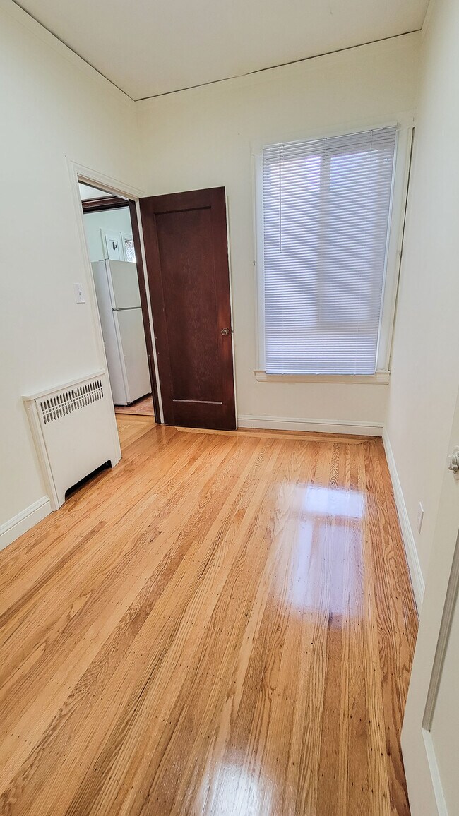 Small Bebroom - 390 31st Ave