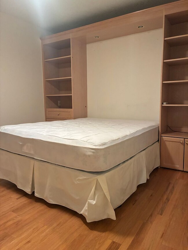 Building Photo - Arranmore 2 Bedroom with Den Available Now !