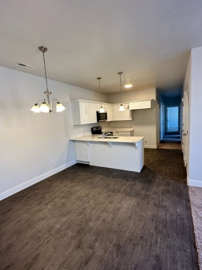 Building Photo - Gorgeous Condo!