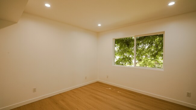 Building Photo - 130 W 59th Pl