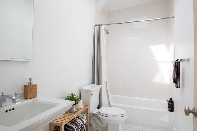 Building Photo - 2028 Webster St