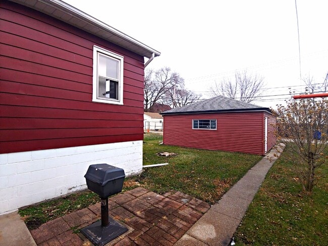 Building Photo - 3 Bedroom House Available NOW in Burnham I...