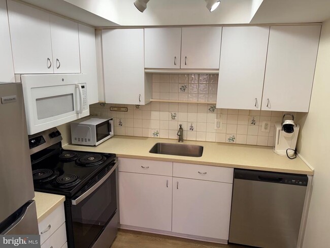 Building Photo - 114 Yardley Commons