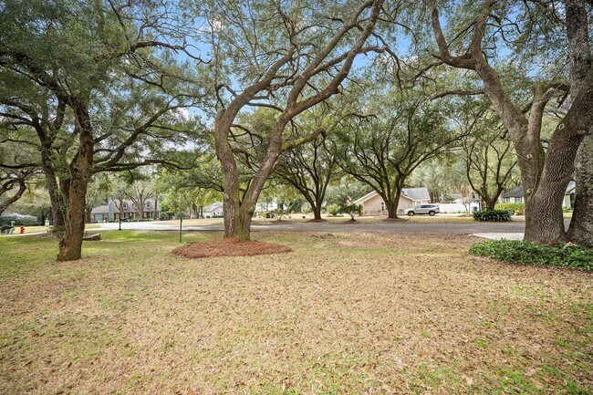 Building Photo - 11750 Village Green Dr