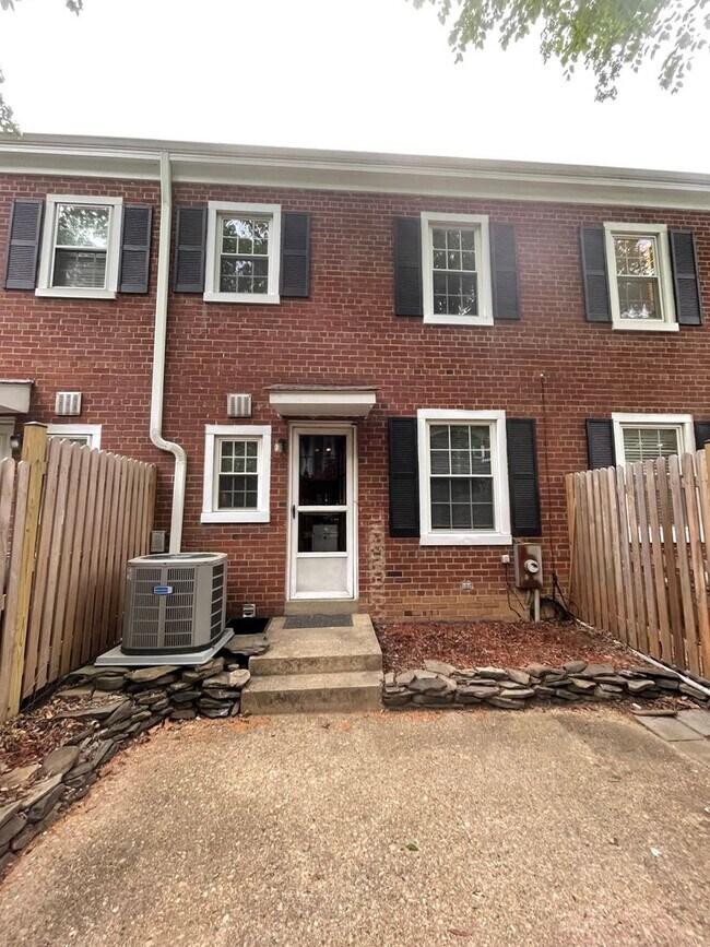 Building Photo - Gorgeous 2 Bed 2 Bath Interior Townhome In Desired Fairlington Villages